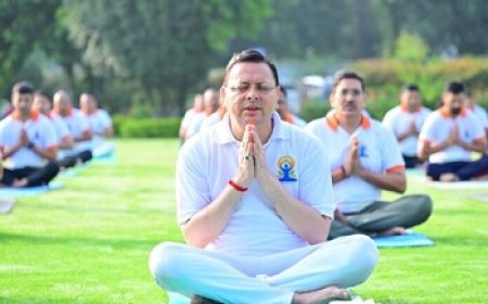 मुख्यमंत्री धामी ने अधिकारियों और कर्मचारियों संग मुख्यमंत्री आवास में किया योगाभ्यास