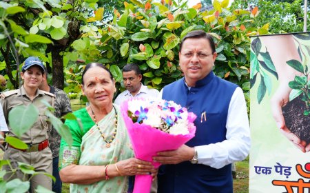 CM धामी ने एक पेड़ मां के नाम अभियान के अन्तर्गत अपनी माताजी के साथ किया पौधारोपण