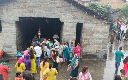 भोले के जयकारों के साथ भक्तों ने किया जलाभिषेक