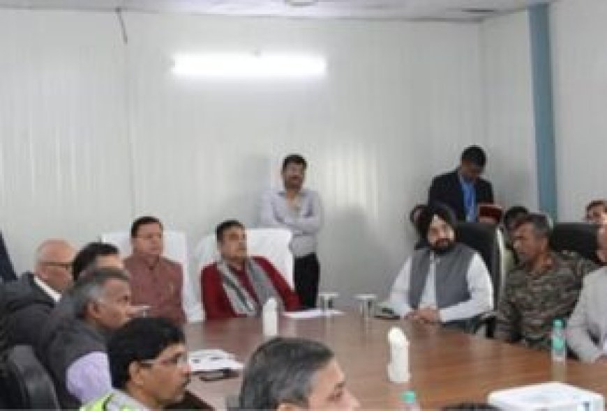 कर्णप्रयाग भूस्खलन: होटल और घरों में घुसा मलबा, टैक्सी दबने से मची अफरा-तफरी, लोग जान बचाकर भागे