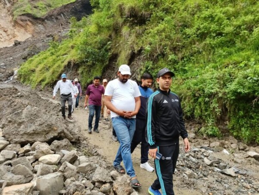डीएम आशीष भटगाईं ने परखी कपकोट में आपदा प्रबंधन की मुस्तैदी, सुबह-सुबह किया औचक निरीक्षण, अधिकारियों को दिए सख्त निर्देश, भूस्खलन प्रभावित क्षेत्र का भी किया दौरा
