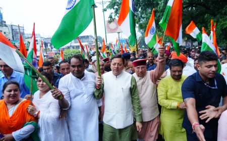 सीएम धामी ने देहरादून में जनप्रतिनिधियों, हजारों की संख्या में युवाओं, छात्र – छात्राओं, महिलाओं एवं बच्चों के साथ तिरंगा यात्रा का नेतृत्व किया