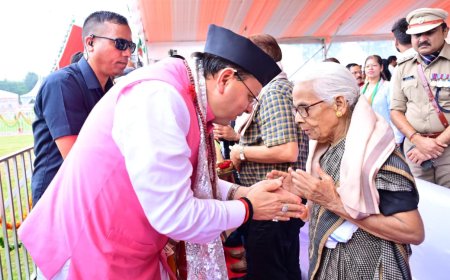 स्वतंत्रता दिवस पर CM धामी ने किया स्वतंत्रता संग्राम सेनानियों के परिजनों को सम्मानित, की कई घोषणाएं