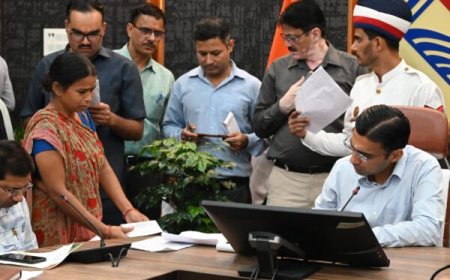 भारी बारिश के बावजूद जनता दरबार में उमड़ा जन सैलाब, डीएम सविन बसंल ने सुनीं 122 जन समस्याएं, दिए त्वरित निस्तारण के निर्देश