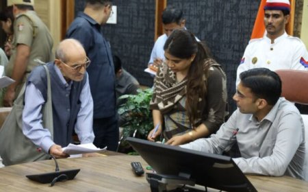 15 महीना से बुजुर्ग को चक्कर कटा रहा था कानूनगो; डीएम का चढ़ा पारा अब कई कानूनगो पर गाज गिरना तय