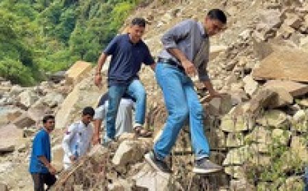 आपदा की विकट परिस्थितयां भी न रोक सकीं कदम : ढौंढ,ढंगार, गाढ-गदेरे पर कर आपदा प्रभावितों के मध्य पहुंचे देहरादून के डीएम सविन बंसल*