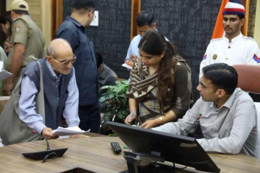 15 महीना से बुजुर्ग को चक्कर कटा रहा था कानूनगो; डीएम का चढ़ा पारा अब कई कानूनगो पर गाज गिरना तय