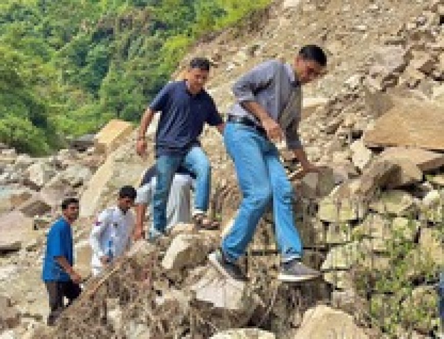आपदा की विकट परिस्थितयां भी न रोक सकीं कदम : ढौंढ,ढंगार, गाढ-गदेरे पर कर आपदा प्रभावितों के मध्य पहुंचे देहरादून के डीएम सविन बंसल*
