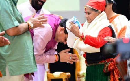 मुख्यमंत्री पुष्कर सिंह धामी ने वृद्धजनों की सेवा के लिए समर्पित निशुल्क एंबुलेंस वैन और वृद्धजनों की वाकथन रैली को हरी झंडी दिखाकर किया रवाना