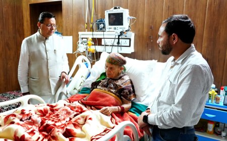 दून अस्पताल पहुंचकर CM धामी ने कैबिनेट मंत्री डॉ. धन सिंह रावत की माता जी के स्वास्थ्य का जाना हाल