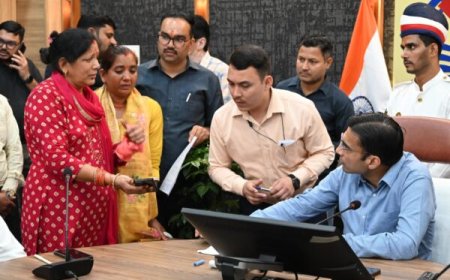 अपनी मां, परिजन, समस्त मौहल्ले वालों का जीना दुभर करने वाले दिव्यकांत लखेडा के विरूद्ध गुंडा एक्ट संस्थित, फास्ट्रेक कर हो सकता है जिले से बदर। मौहल्ले वासियों संग स्वयं पीडित मां भी पहुंची डीएम दरबार