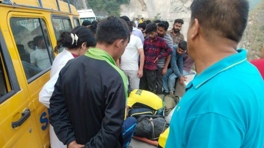 तोता घाटी में खाई में गिरा पिकअप वाहन, 3 युवकों की मौत,36 घंटे बाद निकाले गए शव