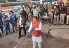 गंदगी पर भड़के CM पुष्कर सिंह धामी, खुद उठाया झाड़ू; आइएसबीटी पर चलाया सफाई अभियान