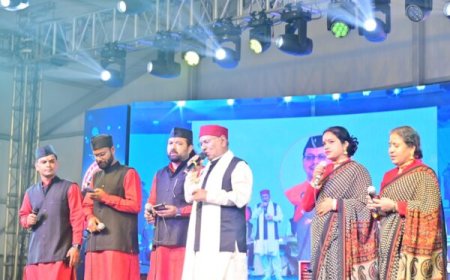 देवभूमि रजत जयंती उत्सव में गढ़रत्न नरेंद्र सिंह के गीतों ने बांधा शमा