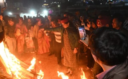 टिहरी में लोकपर्व ईगास बग्वाल का भव्य आयोजन, डीएम नितिका खण्डेलवाल ने भैला का पूजन कर खेला भैला, रंगोली प्रतियोगिता के विजेताओं को किया सम्मानित