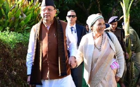 मां के साथ पैतृक गांव पहुंच भावुक हुए सीएम धामी