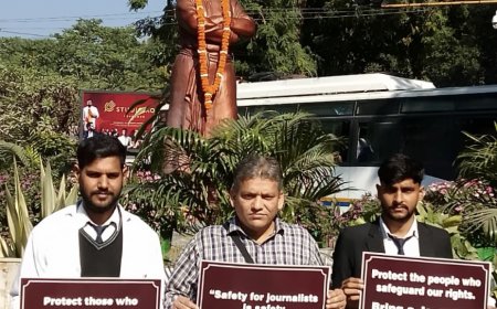 हल्द्वानी में पत्रकार पर हुए हमले के विरोध में उत्तराखंड स्वाभिमान मोर्चा  : स्वामी विवेकानंद की प्रतिमा के समक्ष किया सांकेतिक विरोध प्रदर्शन