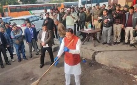 गंदगी पर भड़के CM पुष्कर सिंह धामी, खुद उठाया झाड़ू; आइएसबीटी पर चलाया सफाई अभियान