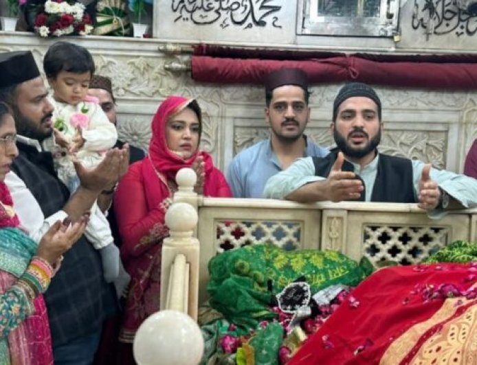 अभिनेत्री स्वरा भास्कर ने कलियर पहुंचकर साबिर पाक की दरगाह पर की चादरपोशी