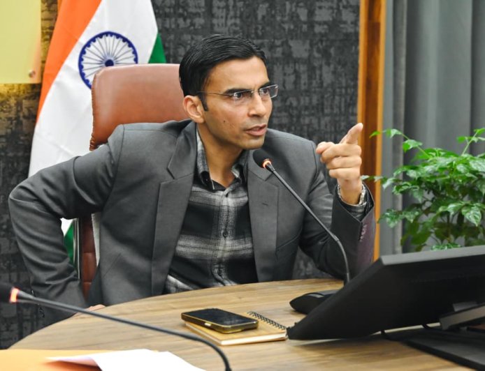 देवभूमि सीएससी सेंटर पर जिला प्रशासन ने जड़ा ताला; निरीक्षण के दौरान पाई गई अनियमियता