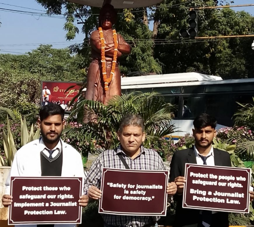 हल्द्वानी में पत्रकार पर हुए हमले के विरोध में उत्तराखंड स्वाभिमान मोर्चा  : स्वामी विवेकानंद की प्रतिमा के समक्ष किया सांकेतिक विरोध प्रदर्शन