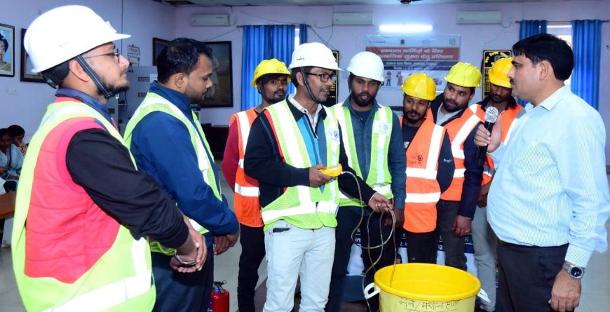 स्वच्छता कर्मियों को व्यावसायिक सुरक्षा पर किया प्रशिक्षित