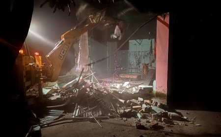 उधम सिंह नगर में चला प्रशासन का बुलडोजर, सरकारी जमीन पर बनी अवैध मजार ध्वस्त