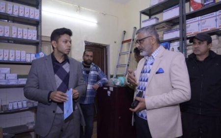 डीएम अंशुल सिंह ने जिला चिकित्सालय का किया औचक निरीक्षण, जन औषधि केंद्र में दवाओं की स्थिति का लिया जायजा, दवाओं की उपलब्धता की समीक्षा की
