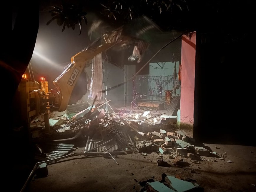 उधम सिंह नगर में चला प्रशासन का बुलडोजर, सरकारी जमीन पर बनी अवैध मजार ध्वस्त