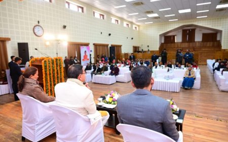 मुख्यमंत्री ने स्व. अंकिता भंडारी के माता-पिता के द्वारा प्रस्तुत मांगों पर विधि-सम्मत, निष्पक्ष एवं त्वरित कार्यवाही का भरोसा दिलाते हुए कहा कि उन्हें न्याय दिलाना सरकार की सर्वोच्च प्राथमिकता है।