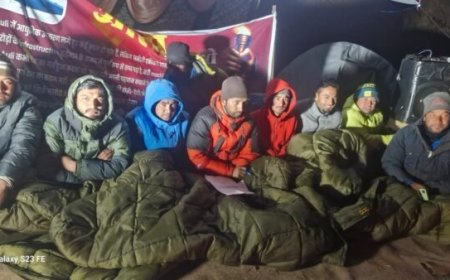 औली में व्यवस्थाओं की जांच को लेकर कड़ाके की ठंड में आंदोलन तेज