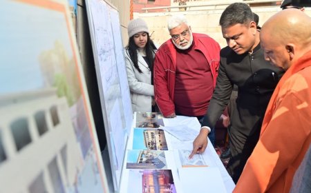 मणिकर्णिका पहुंचे सीएम योगी, निर्माण कार्यों का लिया जायजा