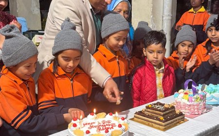 जब जन्मदिन बना उम्मीद का उत्सव, नेताजी सुभाष चंद्र बोस आवासीय बालिका छात्रावास के बच्चों के बीच पहुंचे IAS बंशीधर तिवारी