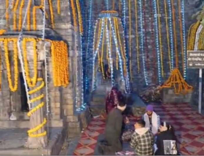 उत्तराखंड का आदिबदरी मंदिर दो क्विंटल गेंदे के फूलों से सजा, कल खुलेंगे कपाट..