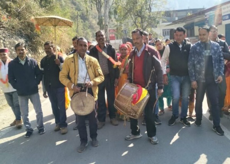 छिमटा के राज रुडियों ने कांसुवा के कुंवरों को सौंपी मनौती की छतोली
