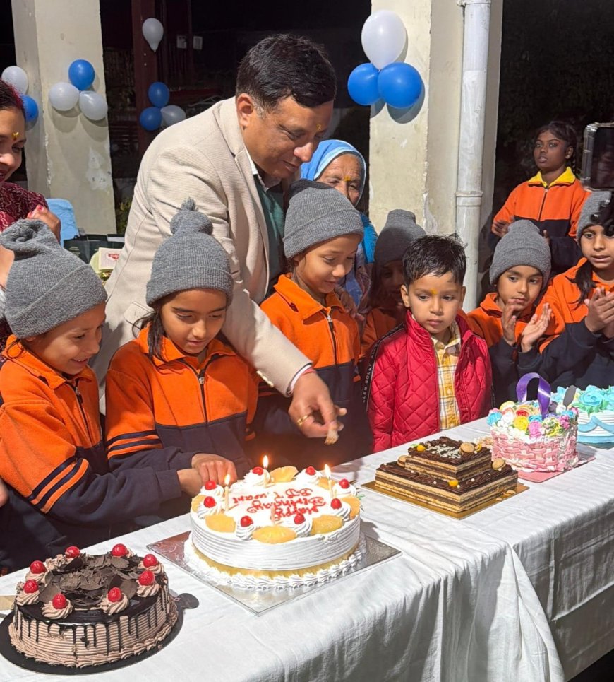 जब जन्मदिन बना उम्मीद का उत्सव, नेताजी सुभाष चंद्र बोस आवासीय बालिका छात्रावास के बच्चों के बीच पहुंचे IAS बंशीधर तिवारी