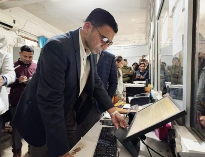 डीएम सविन बंसल के औचक निरीक्षण में खुला सब रजिस्टार कार्यालय में वर्षों से चल रहा करोड़ों का स्टांप चोरी खेल, उप निबंधक ऋषिकेश के निलंबन की शासन को संस्तुति