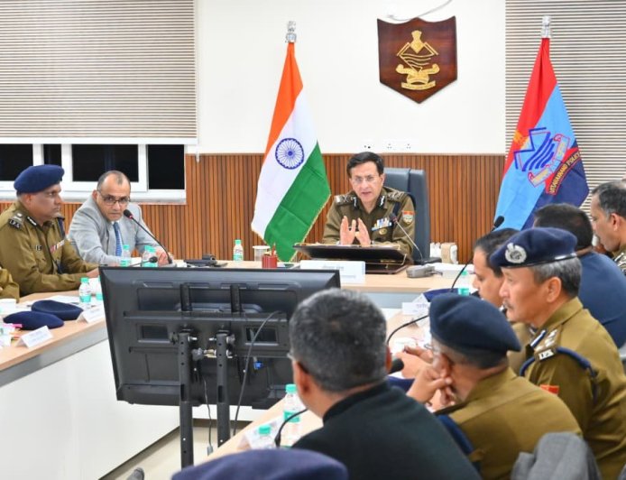डीजीपी उत्तराखंड की अपराध और कानून व्यवस्था पर हाई-लेवल समीक्षा बैठक, गंभीर आपराधिक घटनाओं में लापरवाही बरतने वाले पुलिस कर्मियों के विरुद्ध सख़्त कार्यवाही, 03 उपनिरीक्षक सस्पेंड
