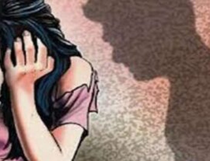 देहरादून में सरेआम युवती के गले पर चापड़ से वार कर की हत्या, कोर्ट पहुंचा हत्यारा तो वकीलों ने पीट डाला