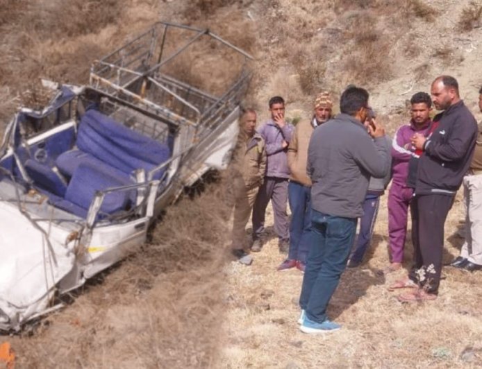 दुःखद: सवारियों से भरा यूटिलिटी वाहन खाई में गिरा, 3 महिलाओं की मौत, 5 घायल