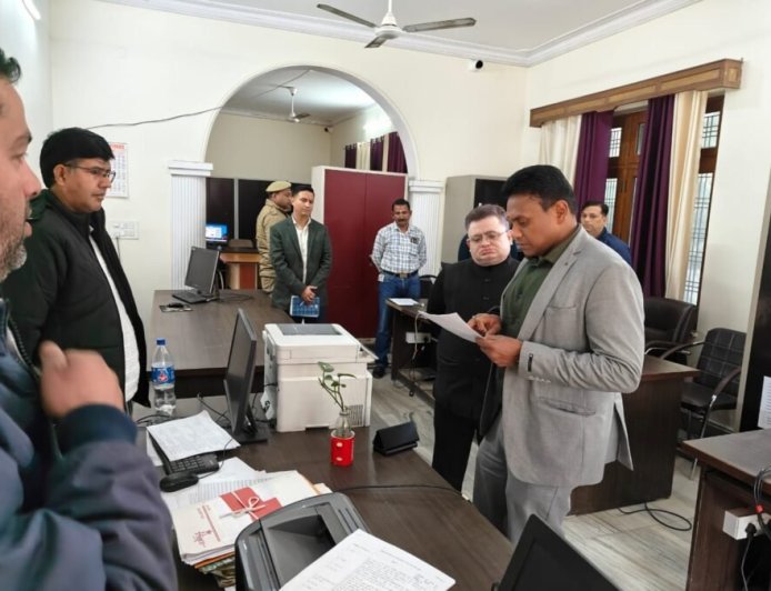 सचिव आवास डॉ. आर राजेश कुमार ने किया नगर एवं ग्राम नियोजन विभाग का औचक निरीक्षण, बायोमेट्रिक उपस्थिति एवं अनुशासन पर सख्ती