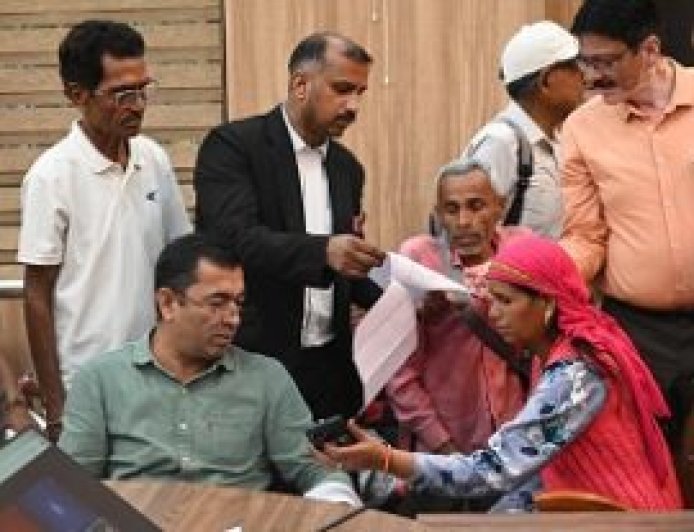 हरिद्वार सड़क हादसा: शव रखकर ग्रामीणों का प्रदर्शन, मुआवजे और कार्रवाई की मांग