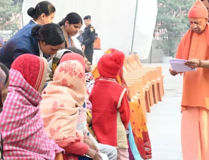 महाशिवरात्रि पर अनुष्ठान के बीच गोरखपुर में सीएम योगी का जनता दर्शन: बोले- चिंता मत करें, हर समस्या का होगा समाधान