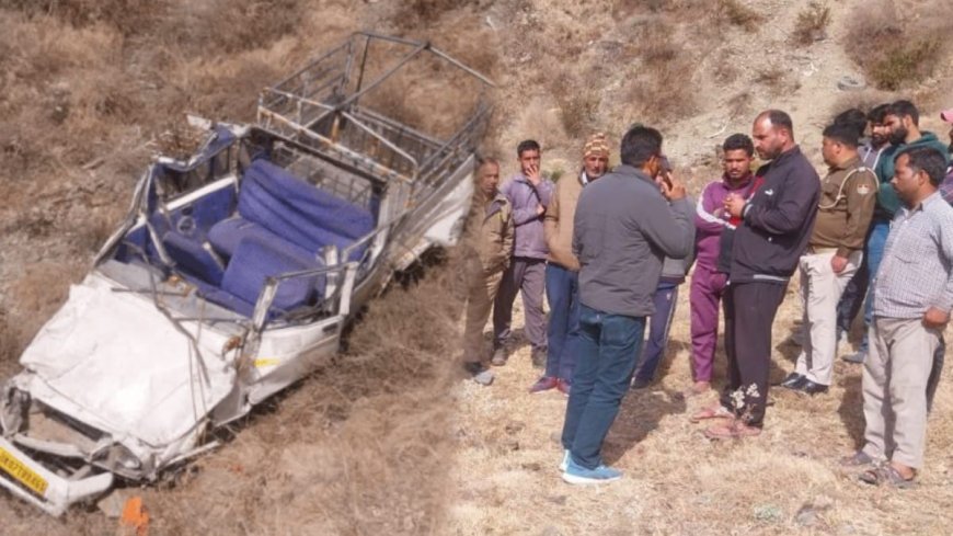 दुःखद: सवारियों से भरा यूटिलिटी वाहन खाई में गिरा, 3 महिलाओं की मौत, 5 घायल