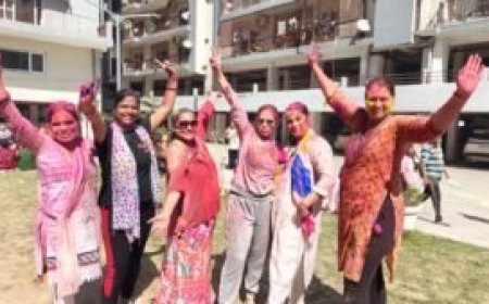 MDDA एचआईजी कॉलोनी में रंगारंग होली कार्यक्रम, खूब उड़ा अबीर-गुलाल