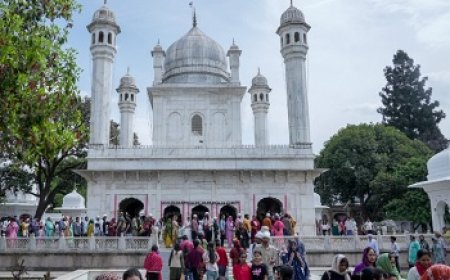 झण्डे जी पर दर्शन, मनौतियों के लिए लगा दूनवासियों का तांता, देहरादून व आसपास के क्षेत्रों से भारी संख्या में माथा टेकने पहुंच रहे श्रद्धालु