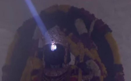 Ayodhya: धूमधाम से मनाई जा रही रामनवमी, दोपहर में ठीक 12 बजे चार मिनट तक सूर्यदेव करेंगे रामलला का तिलक