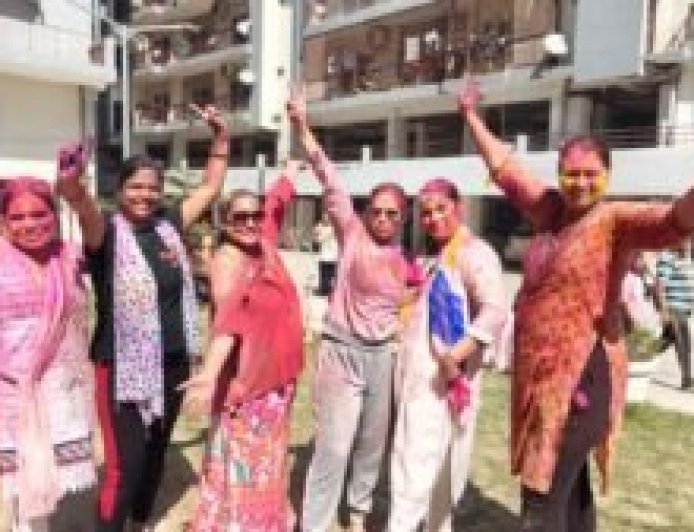 MDDA एचआईजी कॉलोनी में रंगारंग होली कार्यक्रम, खूब उड़ा अबीर-गुलाल