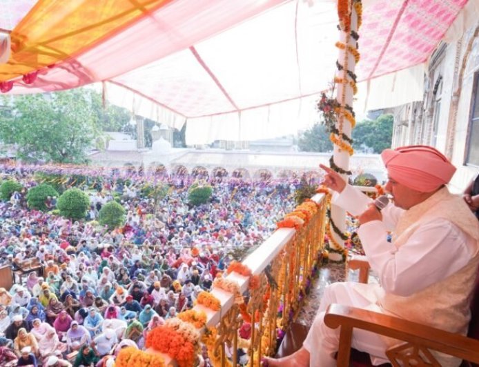 श्री दरबार साहिब एवं श्री झण्डा साहिब में चला दर्शनों व मनौतियों का क्रम, श्रीमहंत देवेन्द्र दास जी महाराज ने संगतों को दिए दर्शन व आशीर्वाद, मंगलवार को होगी ऐतिहासिक नगर परिक्रमा, संगतों ने पूरी की तैयारी