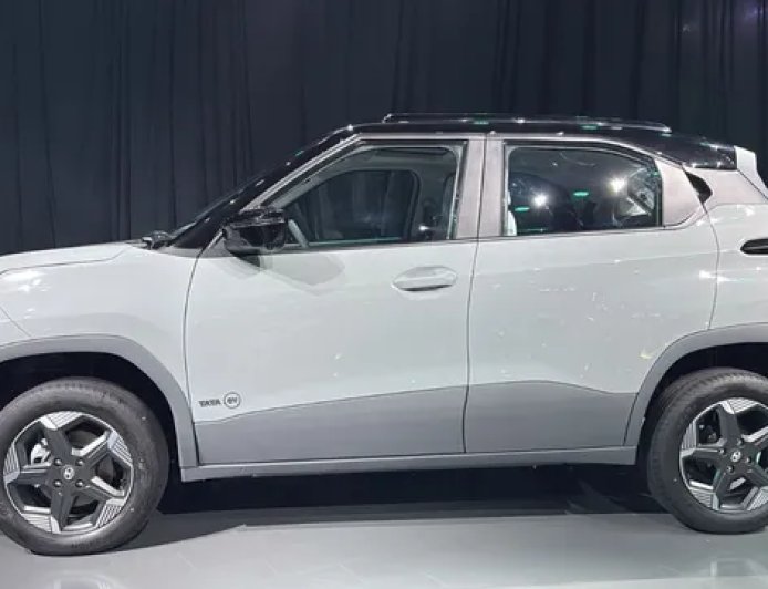 Tata Punch EV Facelift की डिलीवरी शुरू: 468 KM तक रेंज, नए फीचर्स और दमदार बैटरी के साथ बाजार में उतरी इलेक्ट्रिक SUV